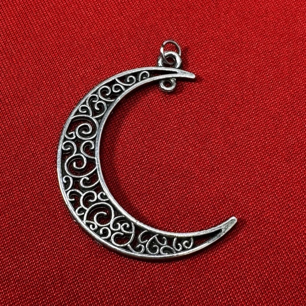 Modern Antique Silver Pendant Featuring Hollow Moon‎